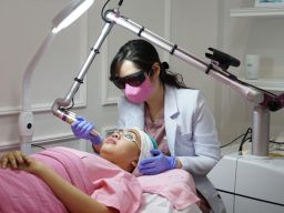 KLT Aesthetic Clinic: Reparasi Kulit Wajah Lebih Cerah & Muda Lewat Sinar Laser