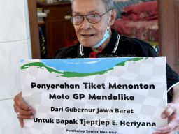 Ridwan Kamil Berikan Hadiah Tiket Nonton MotoGP Madalika ke Tjetjep Heriyana