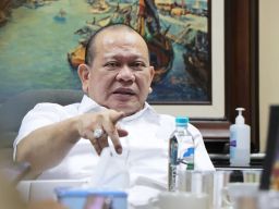 Meminta Presiden Jokowi untuk menjabat tiga periode, adalah pelanggaran Konstitusi.