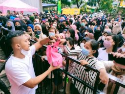 Pengusaha Surabaya Bagikan Ribuan Paket Berisi Sembako, Sepatu dan Sendal Sebagai Persiapan Lebaran