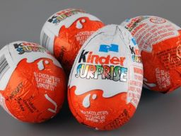Jangan Jajan Cokelat Kinder Surprise Dulu Ya
