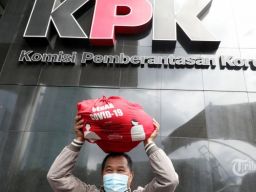 Boyamin Bawa Akta Perusahaan ke KPK