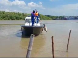 Polairud Polda Jatim Evakuasi Perahu Nelayan Tenggelam di Perairan Lamongan