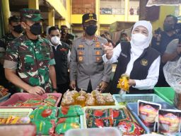 Sidak  Bersama Pangdam dan Kapolda Jatim, Gubernur Khofifah Pastikan Distribusi Minyak Goreng Lancar