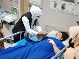 Gubernur Khofifah Jenguk Korban Kecelakaan Bus Pariwisata