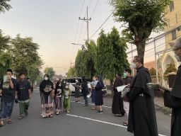 Indahnya Kerukunan Beragama Saat Sholat Idul Fitri di Jember