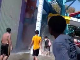 Seluncuran Kolam Renang Kenjeran Water  Park Ambrol, Makan Korban