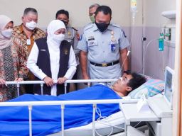 Gubernur Khofifah Beri Kekuatan Psikologis dan Moril bagi Para Korban Kecelakaan Bus