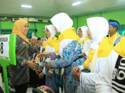 Gubernur Khofifah Minta Kemenag Jatim Pastikan  Semua Calon Jamaah Haji  Telah  Divaksin Lengkap