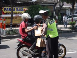 Cara Unik Polantas Polres Tanjung Perak Sampaikan Pesan Kamseltibcarlantas