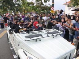 Gubernur Khofifah Naik Volkswagen Safari Keliling Kota Madiun