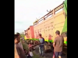 Truck Keramik Tersesat di Jalan Sawah Kabupaten Nganjuk, Sopir Merasa Jalan di TOL