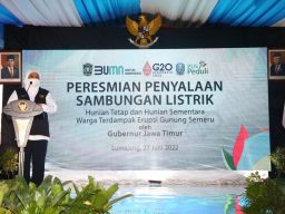 Gubernur Khofifah Nyalakan Sambungan Listrik 1.951 Relokasi Hunian Tetap (Huntap) APG  Semeru