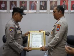 Pertemukan Kembali Kakek Muhadi dengan Keluarga,Kapolres Trenggalek Berikan Penghargaan Aiptu Haris