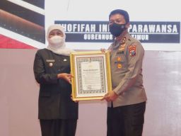 Gubernur Jatim Terima Penganugrahan Pin Emas dan Penghargaan dari Kapolri