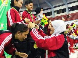 Berhasil Kawinkan Emas, Reni Puji Kegigihan Tim Bola Voli Surabaya