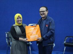 Bedah 'Yang Penting Viral' STIKOSA AWS Hadirkan Eros Djarot