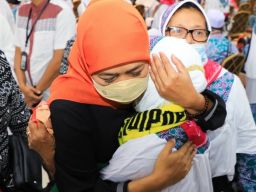 Gubernur Khofifah Pantau Langsung Skrining Kesehatan Kloter Pertama Jamaah Haji embarkasi surabaya