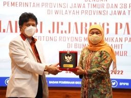 Gubernur Khofifah Raih Penghargaan Gugus Tugas Gerakan Nasional Revolusi Mental Dari Kemendagri