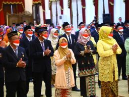 Tugas Guru  Melahirkan Anak Didik Yang Pinter Dan Bener