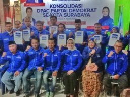 Serahkan SK, Lucy Gantikan 12 DPAC Demokrat yang Mundur