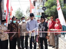 Ketua DPRD Surabaya Resmikan Gapura Kemerdekaan Kampung Bibis Tama