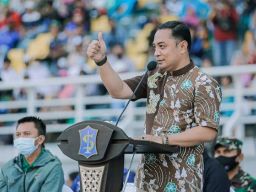 Eri Cahyadi resmi membuka turnamen sepak bola (Soeratin) yang merebutkan piala Walikota Surabaya
