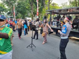 Polda Jatim Hibur Masyarakat di CFD Taman Bungkul Surabaya