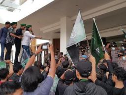 Tolak Kenaikan Harga BBM, Kader HMI Bangkalan Demo DPRD Bangkalan