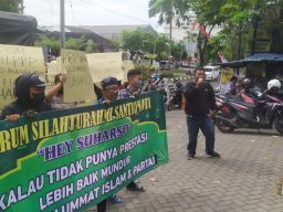 Desak Soharso Monoarfa Mundur, FOSSKOT Geruduk Kantor DPW PPP Jatim