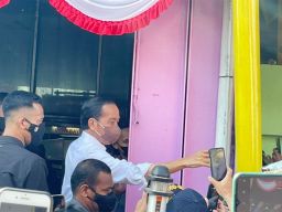 Kunjungi Surabaya, Jokowi Bagikan Bansos di Pasar Pucang Anom