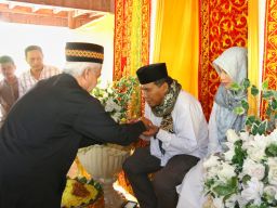 Pj. Bupati Pidie di Peusijuk Secara Adat Aceh Oleh Masyarakat Pidie