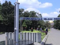 REKTOR PRABUNINGRAT MENOLAK SOGOKAN BESAR