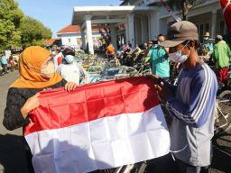 Ratusan Tukang Becak Pamekasan dapat Bendera dan Sembako Gratis