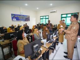 Tinjau Pelaksanaan UKG, Wali Kota Madiun: Guru Berkualitas Hasilkan SDM Berkualitas