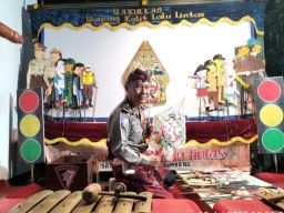 Dalang sekaligus Polisi, Iptu Sartono Sosialisasikan Program Kepolisian Lewat Wayang Kulit