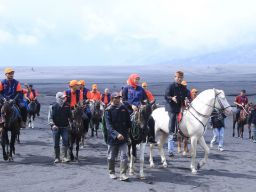 Gubernur Khofifah Ajak Wisatawan Cicipi Keindahan Gunung Bromo, Kawah Ijen dan Pulau Gili Iyang