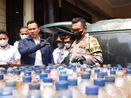 Polres Nganjuk Ungkap Penimbunan 2 Ribu Liter BBM Pertalite dan Ratusan Liter Pertamax Oplosan