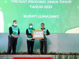 Cak Thoriq Menerima penghargaan Pembina Proklim Terbaik di tingkat Provinsi Jawa Timur