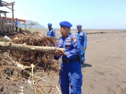 Satpolairud Polres Jember Lakukan Mitigasi Banjir Rob