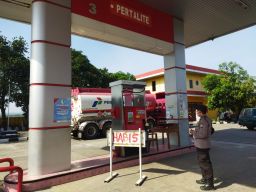 Bensin Habis, Harga BBM Naik, Polres Nganjuk Turunkan Personel Lakukan Pengamanan di Pom Bensin