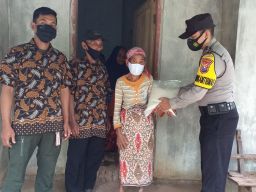 Polres Probolinggo Bagikan Sembako pada Masyarakat di Kecamatan Gading