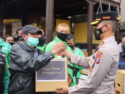 Polres Batu Berikan Bantuan Paket Sembako kepada Puluhan Ojol
