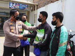 Polisi di Mojokerto Berbagi Sembako untuk Tukang Ojek Pasca Penyesuaian Harga BBM