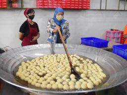 Gubernur Cicipi Legitnya Onde-Onde  Legend Khas Mojokerto yang Berdiri Sejak 1929