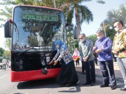 Gubernur Jawa Timur luncurkan Bus Listrik Merah Putih Produksi PT. INKA Untuk Dukung KTT G20 di Bali