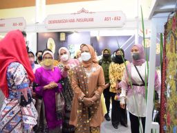 Arumi Bachsin Promosikan Batik dan Kerajinan Jawa Timur di hadapan Ibu Hj Iriana Joko Widodo