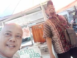 Esuk-esuk Jagongan Karo Bakule Pecel Lontong