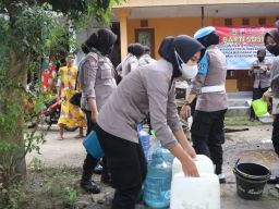 Polwan Polres Lumajang Bantu Warga Terdampak Krisis Air