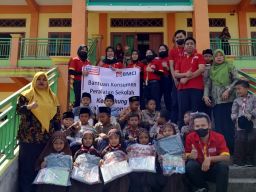 Konsumen Alfamart Bagikan Donasi Tas Sekolah di Lamongan